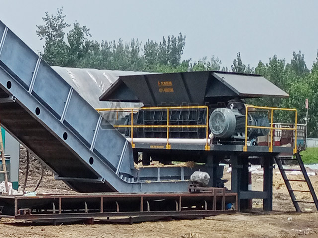 徐州牧草撕碎機(jī)生產(chǎn)線(xiàn)現(xiàn)場(chǎng)