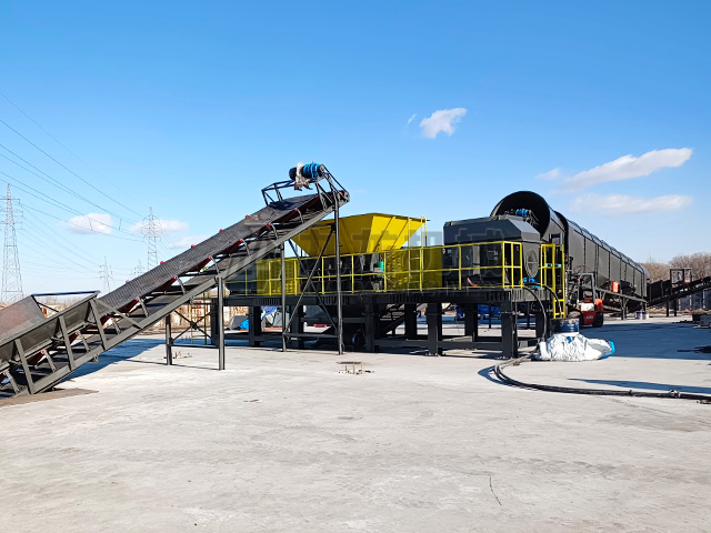 遼寧稻草撕碎機(jī)生產(chǎn)線(xiàn)現(xiàn)場(chǎng)