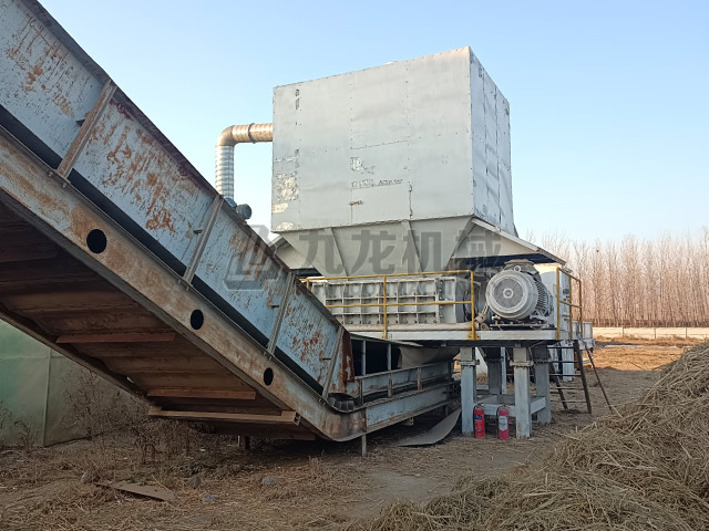 江蘇徐州鴻發(fā)稻草撕碎機(jī)現(xiàn)場(chǎng)